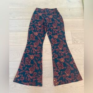 NWOT Zara women's bell bottom floral pants
Size medium